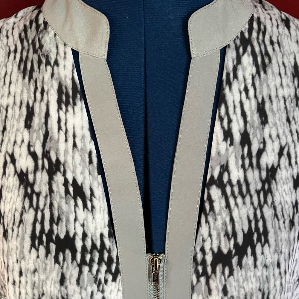 Neiman Marcus Snakeskin Print Top - Picture 5 of 12